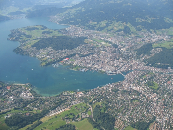 Luzern _luchtzicht op stad en meer