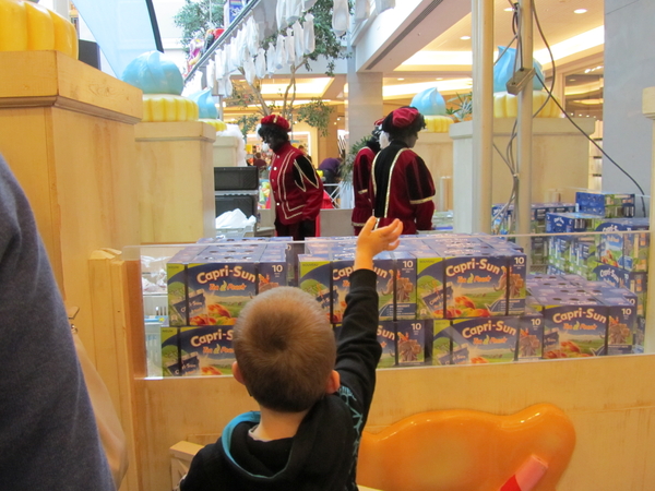 Joey groet de Pieten