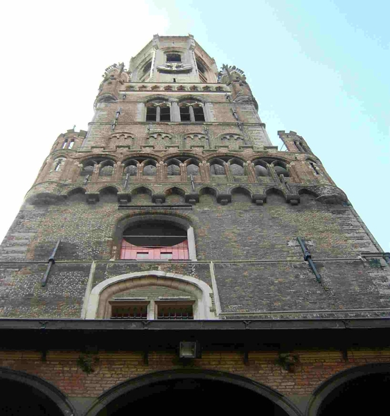 Onder de toren