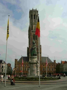 Belfort met beeld van Breydel and De Coninck