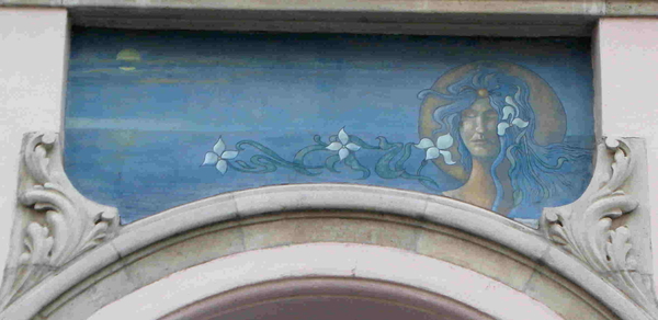 Bij het licht van de zilverachtige maan