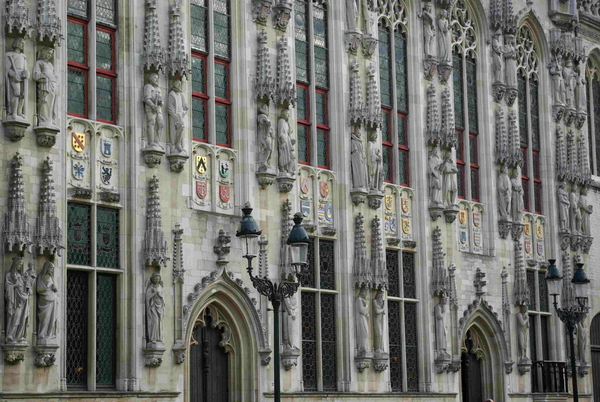 De gedetailleerde beeldhouwkunst op het Stadhuis
