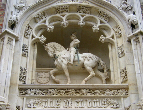 Het grote beeld boven de deur van het Gruuthuse