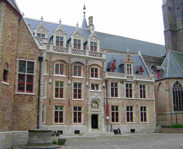 De binnenplaats van het Gruuthuse, naast OLV-kerk