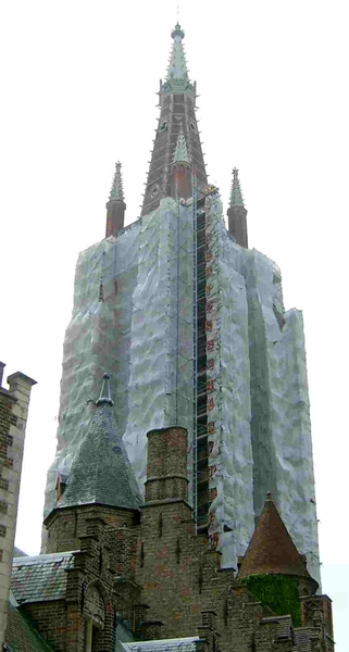 De OLV-kerktoren verpakt wordt