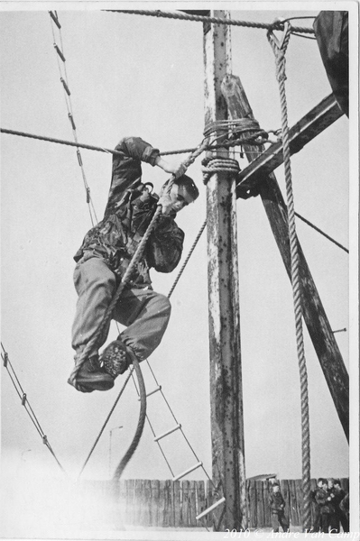 1966-03-22 Halve testen rode muts