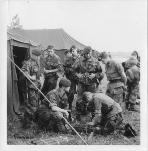 1966-07-25 Koksijde, klaarmaken voor sprong met materiaal