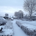 ONZE STRAAT ONDER EEN LAAGJE SNEEUW