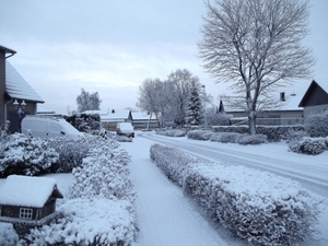 ONZE STRAAT ONDER EEN LAAGJE SNEEUW