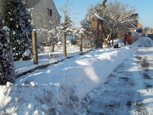 pakken sneeuw aan de kant