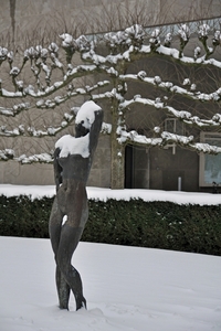 beeld in sneeuw hoge school tilburg