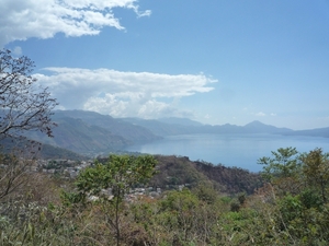 55 Lago de Atitlan _P1080795 _zicht op het meer