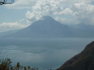 55 Lago de Atitlan _P1080802 _zicht op het meer