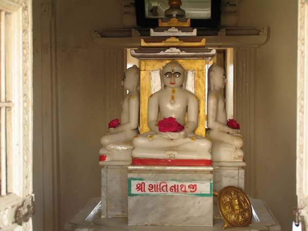 IN DE JAINTEMPEL - BHAVNAGAR 3