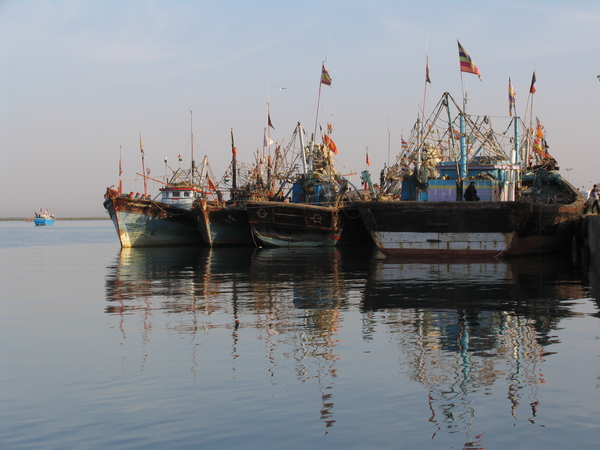 HOUTEN VISSERSBOTEN IN DIU