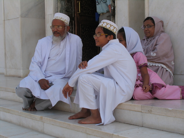 MOSLIMS BIJ HET MAUSOLEUM - OMGEVING JAMNAGAR