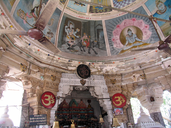 DECORATIE IN DE SHIVA TEMPEL - NABIJ JAMNAGAR