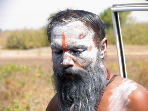 SADDHU ONDERWEG NAAR HET BHAVNATH MELA IN JUNAGADH