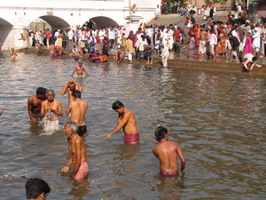 RITUELE REINIGING OF KOELE BAD - JUNAGADH