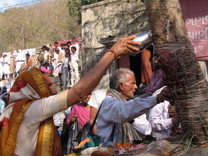 OFFERING TIJDENS DE BHAVNATH MELA - JUNAGADH