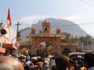 OVER DE KOPPEN LOPEN BIJ DE SHIVA TEMPEL - JUNAGADH