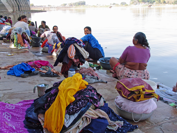 DE WASSERETTE BIJ DE TEMPELTANK - OLD BHUJ