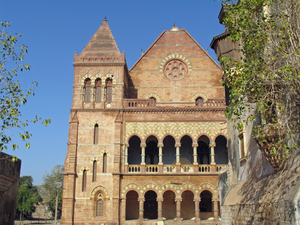 OUDE KERK MET DUIDELIJKE SPOREN AARDBEVING 2001- OLD BHUJ