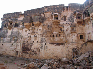 OMMURING VAN EEN OUD PALEIS - OLD BHUJ