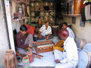 MUZIEKINSTRUMENTEN WINKELTJE - OLD BHUJ