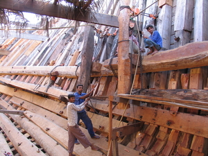 BALK TAKELEN  BINNEN IN SCHIP - MANDVI