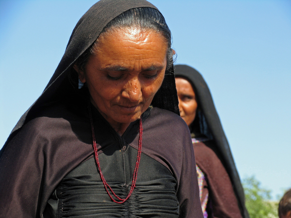 BIJ DE RABARI'S  DE VROUWEN ZIJN IN HET ZWART - KUTCH