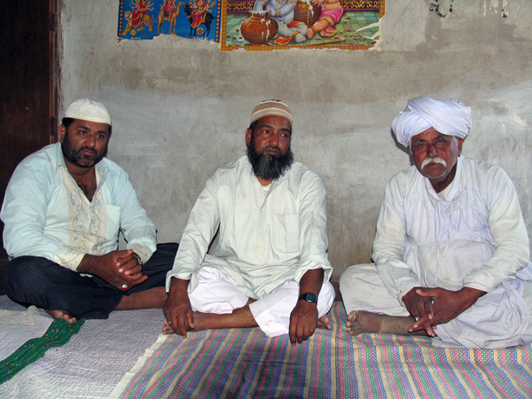 DE MANNEN ZIJN IN HET WIT BIJ DE RABARI - KUTCH