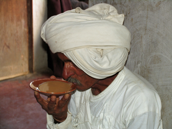 TYPISCHE MANIER VAN THEE DRINKEN - KUTCH