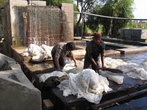 WASSEN EN FIXEREN VAN WEEFSEL - BHUJODI - KUTCH