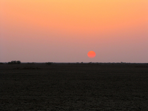 ONDERGAANDE ZON OVER DE KLEINE RANN - KUTCH