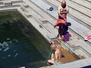 RITUELE REINIGING IN DE ASHRAM - SIDDPUR