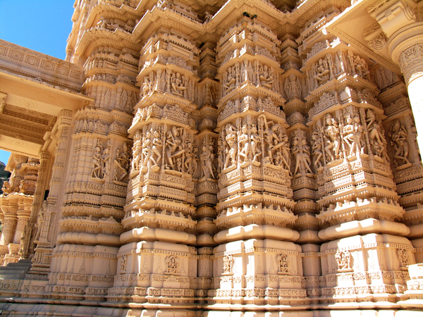 DETAIL VAN DE ZUILEN VAN DE AJITANATH TEMPEL