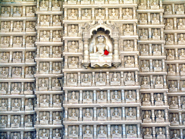 IN HET JAIN HEILIGDOM - AJITANATH TEMPEL