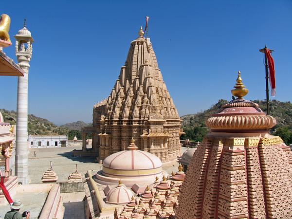 UITZICHT OP DE AJITANATH TEMPEL