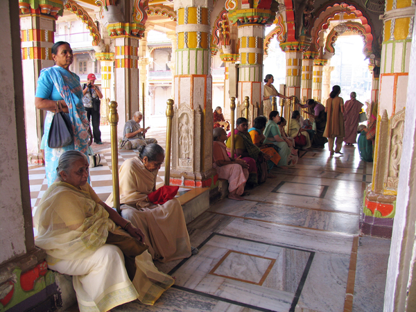 IN DE HUTHEESING JAIN TEMPEL - AHMEDABAD