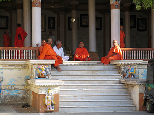 JAIN PRIESTERS IN DE HUTHEESING TEMPEL - AHMEDABAD