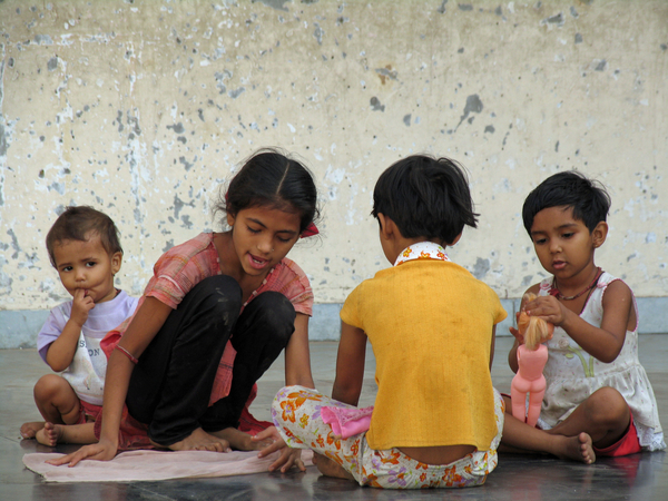 SPELENDE KINDEREN IN OUD AHMEDABAD