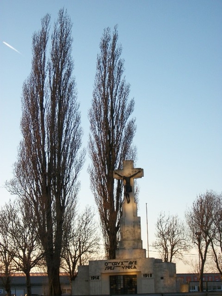 153-Calvariekruis voorbij de dodengang