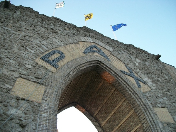 163-Opgebouwd met puin van vernieling eerste toren
