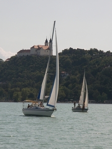 Abdijkerk Tihany vanop Balatonmeer