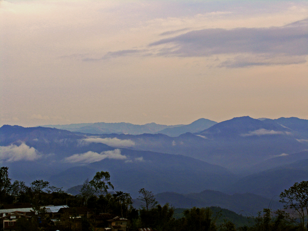 AVOND VALT STILAAN OVER DE MISTIGE HEUVELS - MOKOKCHUNG