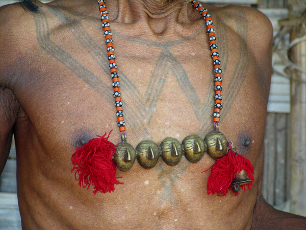 KOPPENSNELLERS HANGER - ZIE DE TATOO'S OP DE BORSTKAS