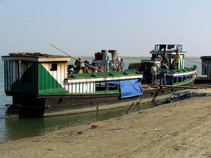 DE FERRY NAAR OYRAMGHAT - DIBRUGARH