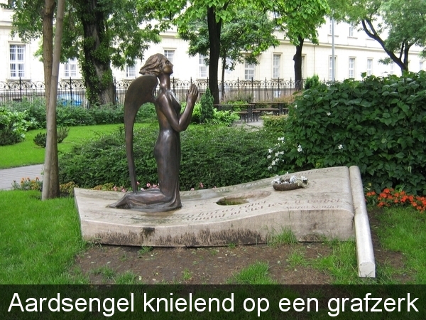 Aardsengel knielend op een grafzerk