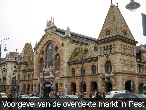 Voorgevel van de overdekte markt van Pest